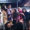 Srie Laelasari bersama anak yatim.